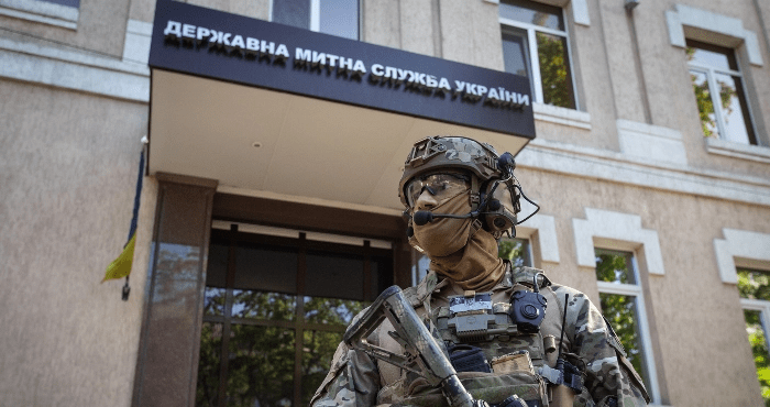 Головному митнику Україну оголошено підозру через незадеклароване майно