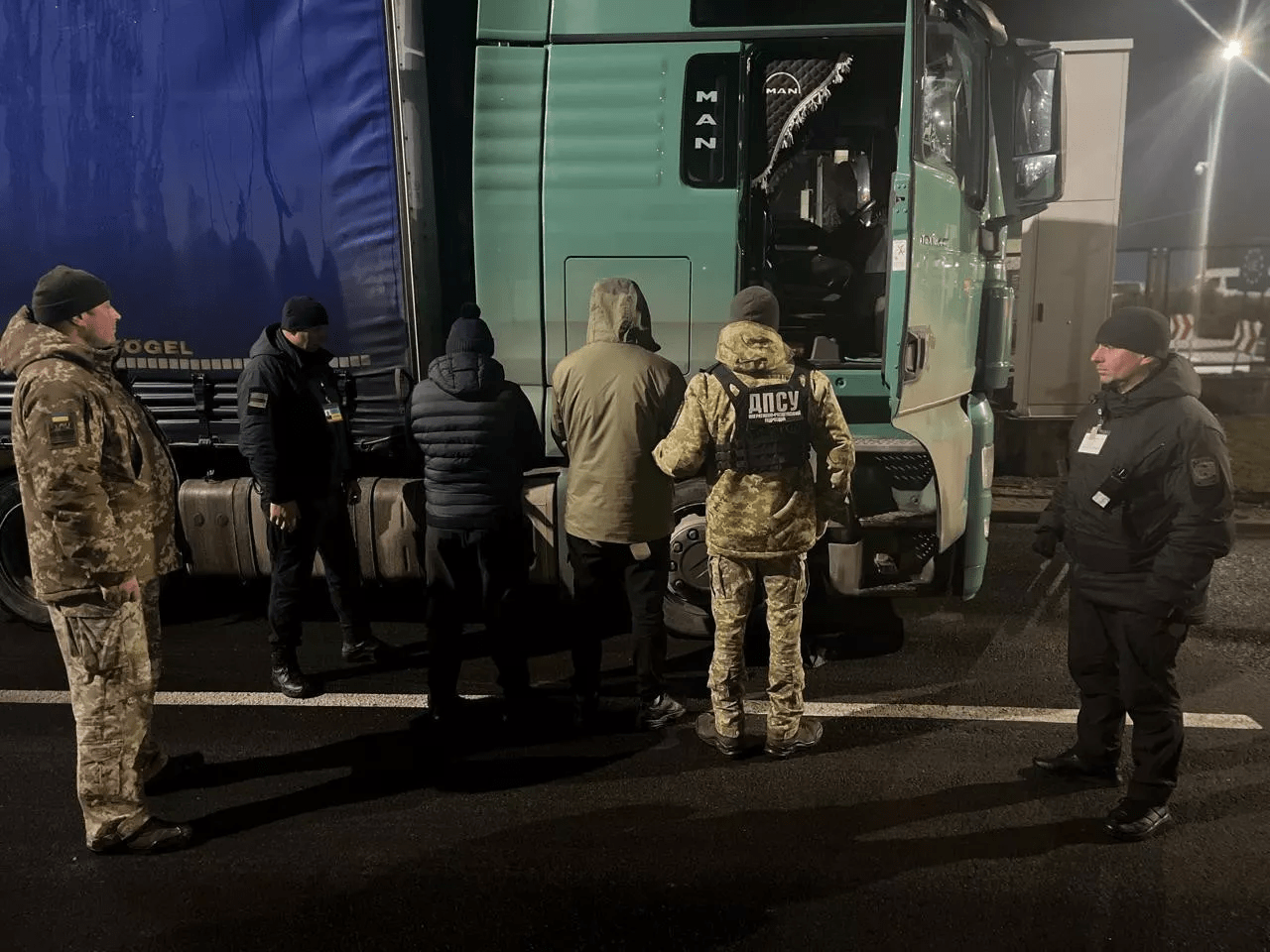 Нацполіція проводить масштабну операцію з перекриття каналів вивозу чоловіків призовного віку за кордон (відео)