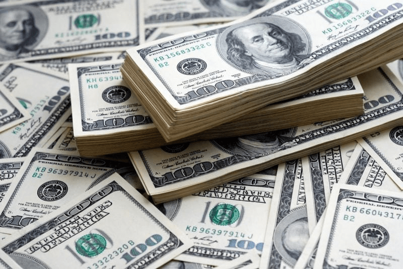 Що буде з доларом в Україні: чому варто продавати валюту зараз