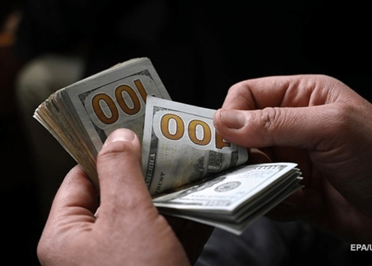 Що буде з доларом в Україні: чому варто продавати валюту зараз