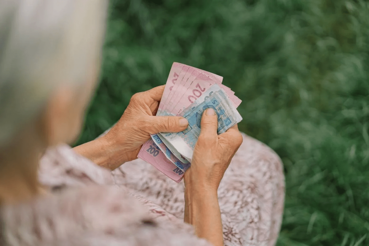 Доплата до пенсії: понад 2 тис. грн на місяць для українців – хто має право