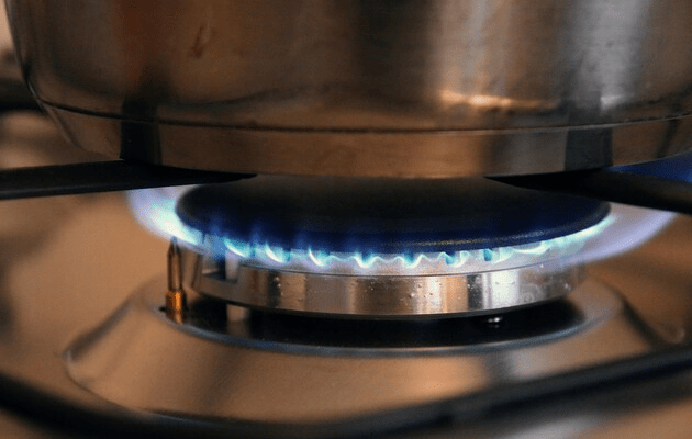 Який корисний прилад варто поставити на газову плиту українцям і скільки це коштує