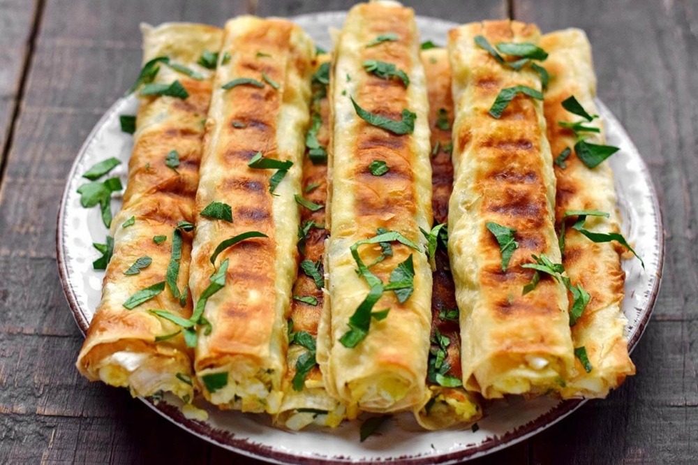 Вкуснее лаваша вы еще не ели: рецепт трубочек с сыром