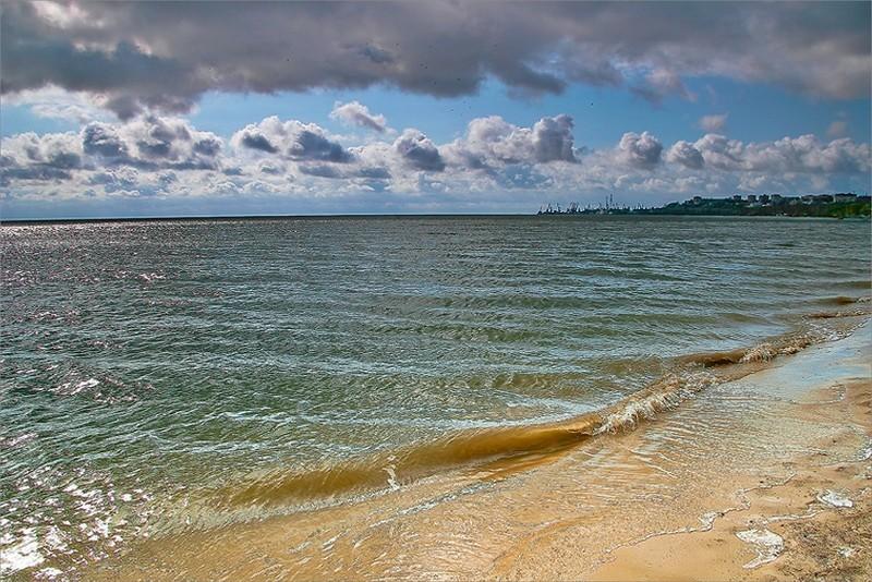 Мазут із російських танкерів досяг Азовського моря: чи є небезпека для Маріуполя