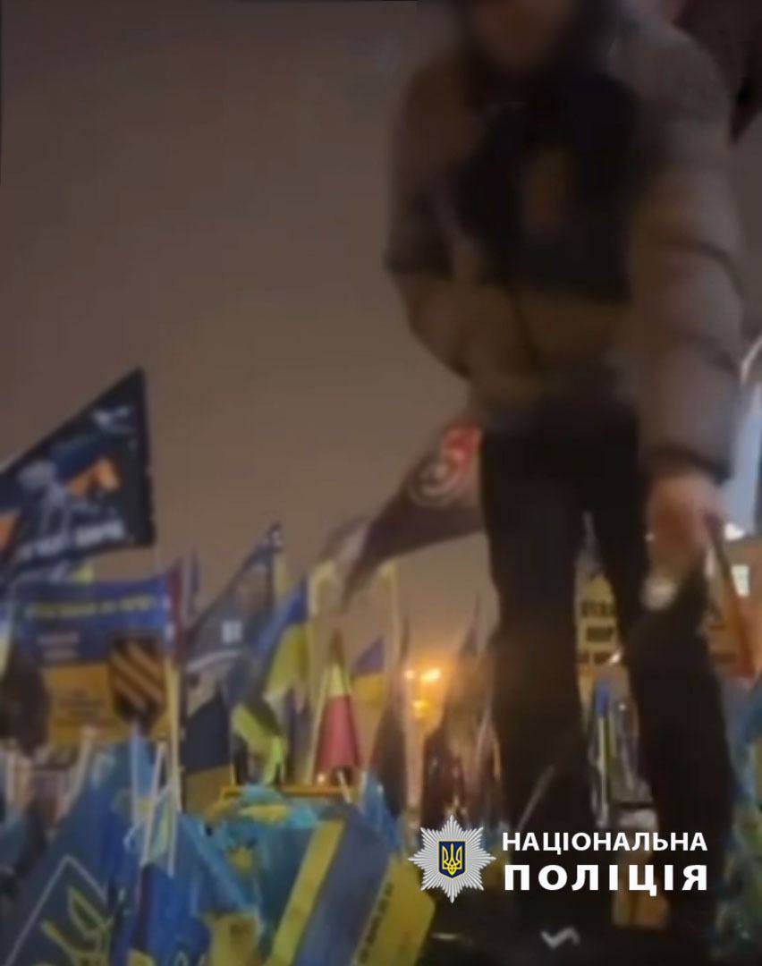У Києві затримали чоловіка, який намагався підпалити меморіал на Майдані