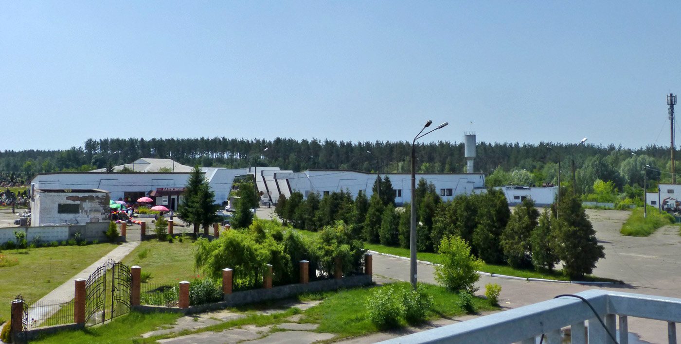 Працівниця напівзакритого кладовища у Києві продавала місця для поховання: її викрили (фото)