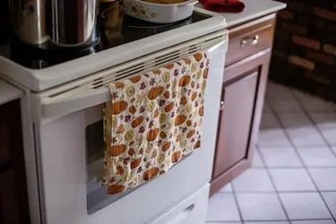 Чому не можна вішати кухонні рушники на дверцята духовки
