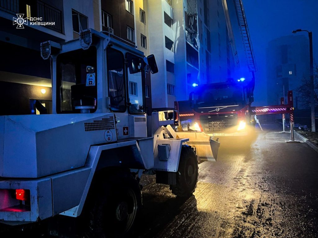 На Київщині через атаку БПЛА пошкоджено дев’ятиповерхівку: фото