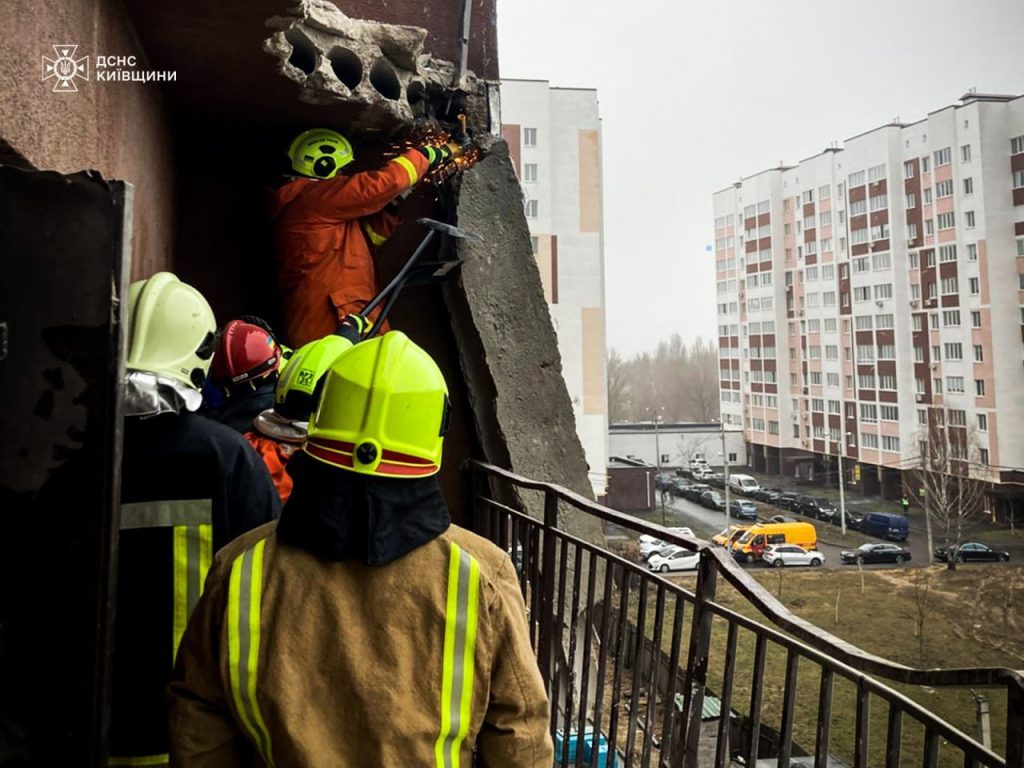 На Київщині через атаку БПЛА пошкоджено дев’ятиповерхівку: фото