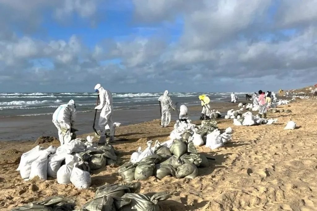 Мазут із Чорного моря наближається до Одещини: коли чекати