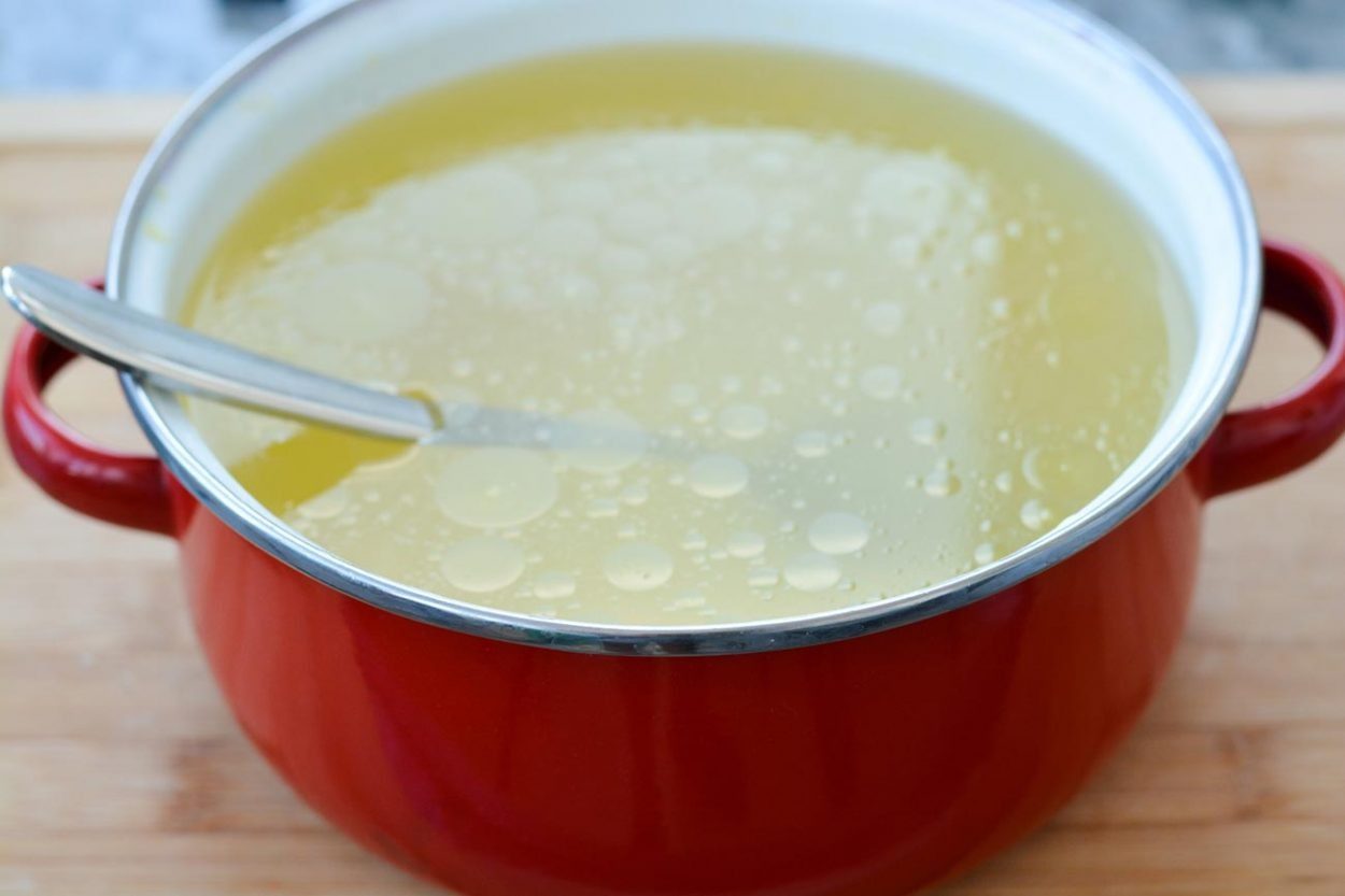 Нужно ли сливать первую воду из-под мяса: многие допускают ошибку