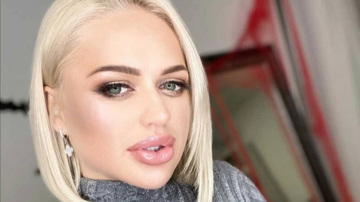 Усыпана цветами: как выглядит могила погибшей в ДТП блогерши Анны Жук