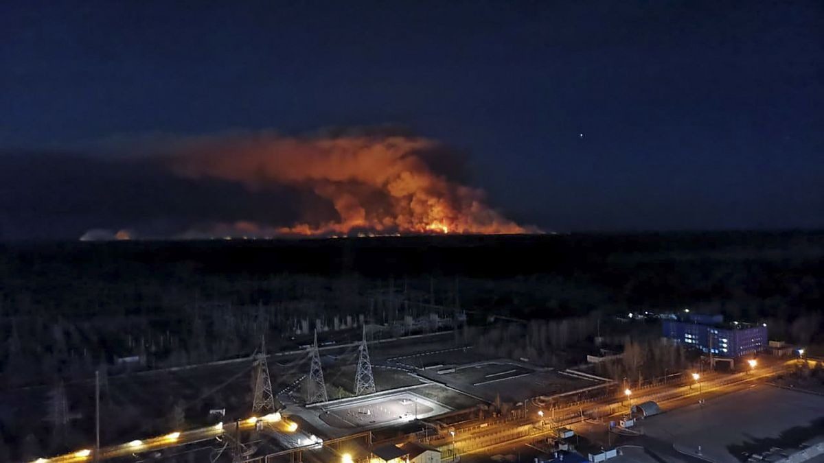 Это уже страшно: спасатели нашли на ЧАЭС сразу три очага возгорания