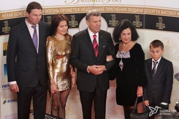 Вся в золоте: фото жены богатейшего пенсионера Украины Кивалова