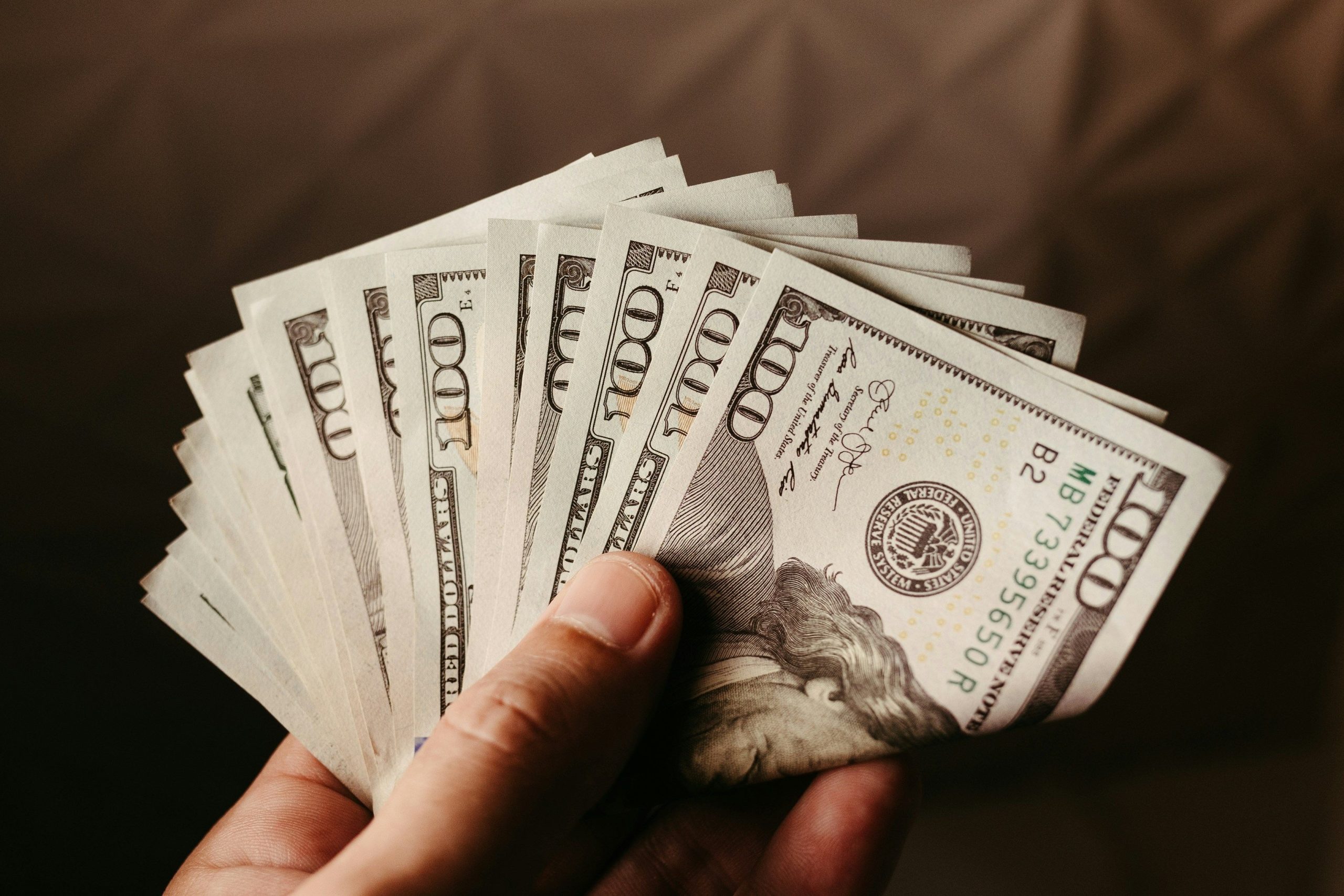 Сколько будут стоить 100 долларов в Украине: прогноз банкира