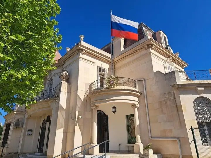В консульстве РФ в Марселе взрыв: десятки пожарных на месте