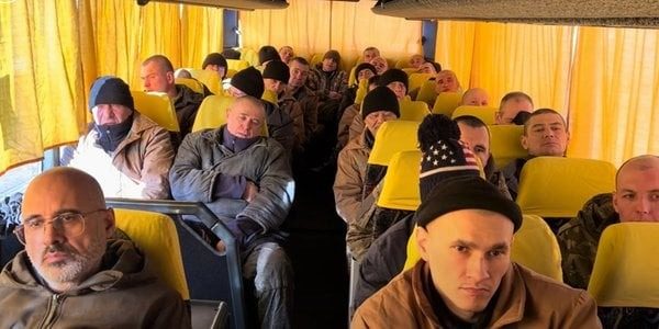Омбудсмен показав, як “проводжали” з України полонених росіян