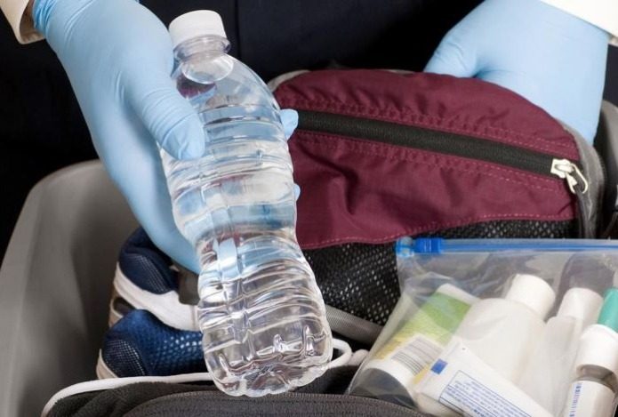 Чому на борт літака не можна проносити воду: відповідь здивує багатьох ➤ Prozoro.net.ua