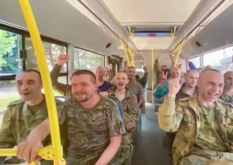 Омбудсмен показав, як “проводжали” з України полонених росіян
