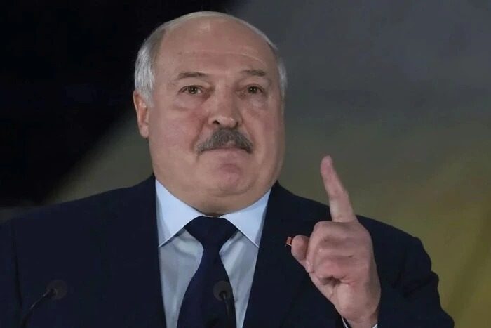 Лукашенко во время заседания передали снюс: курьезный момент попал на видео