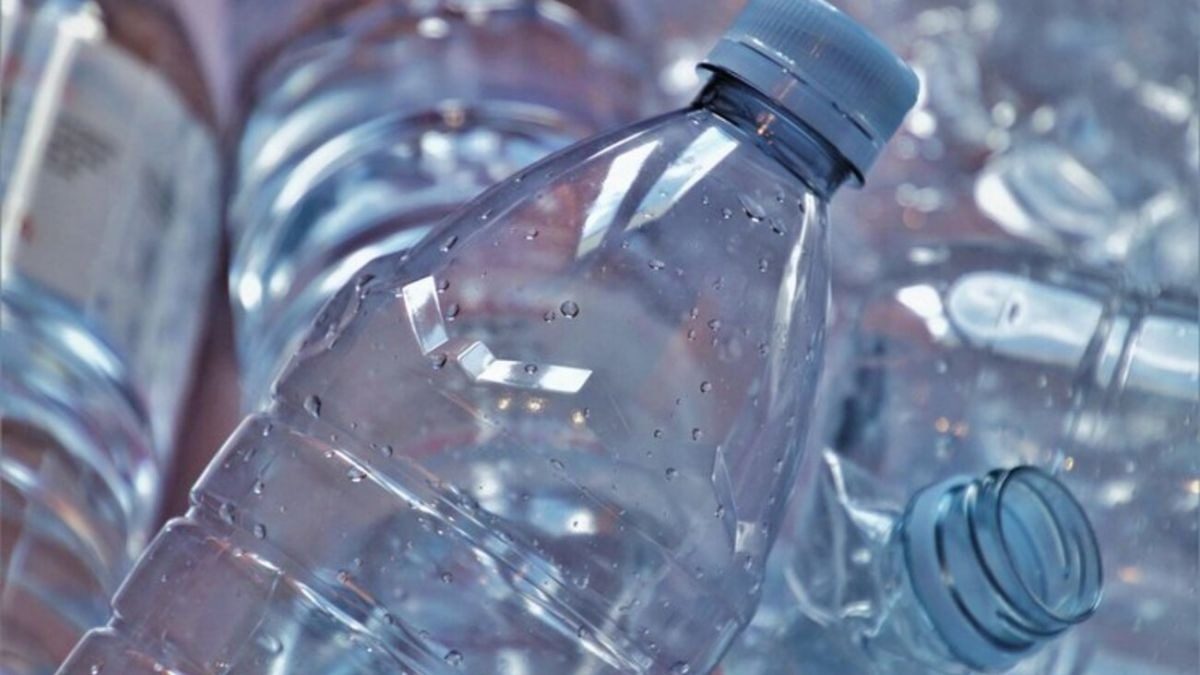 Вода в пластиковых бутылках будет продаваться по новым правилам