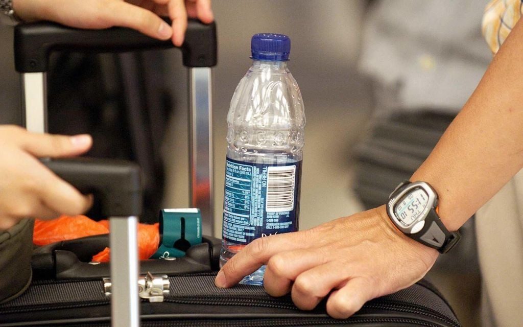 Почему на борт самолета нельзя проносить воду: ответ удивит многих
