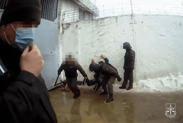 В Полтавской области разоблачили организованную группу, которая пытала и убивала заключенных в колонии №16