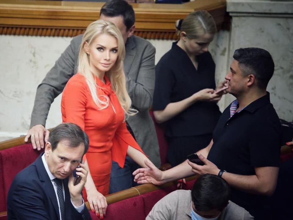 «Слуга народа» написала заявление о составлении мандата: что произошло