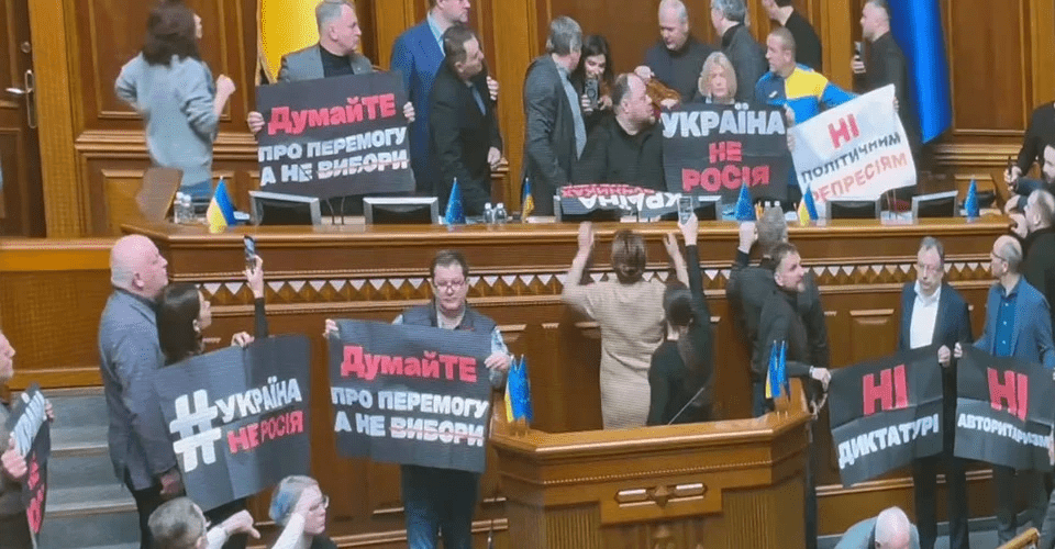 Депутати “ЄС” блокують трибуну парламенту: що відбувається