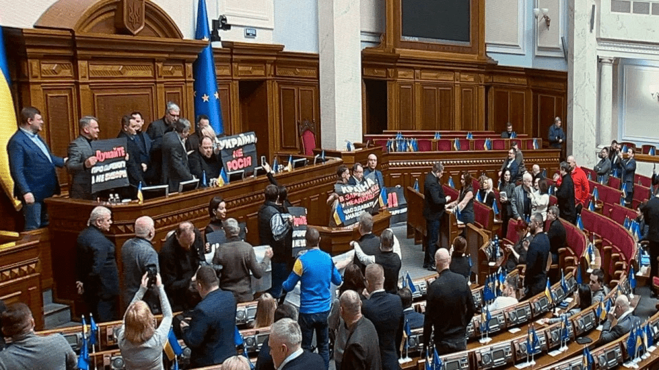 Депутати “ЄС” блокують трибуну парламенту: що відбувається