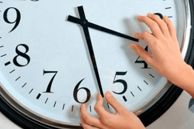 Українцям пояснили, чи потрібно переводити годинники навесні 2025 року