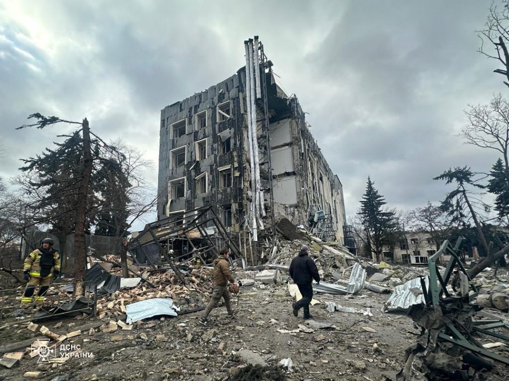 Россияне баллистикой ударили по Изюму: сколько погибших и раненых (фото)
