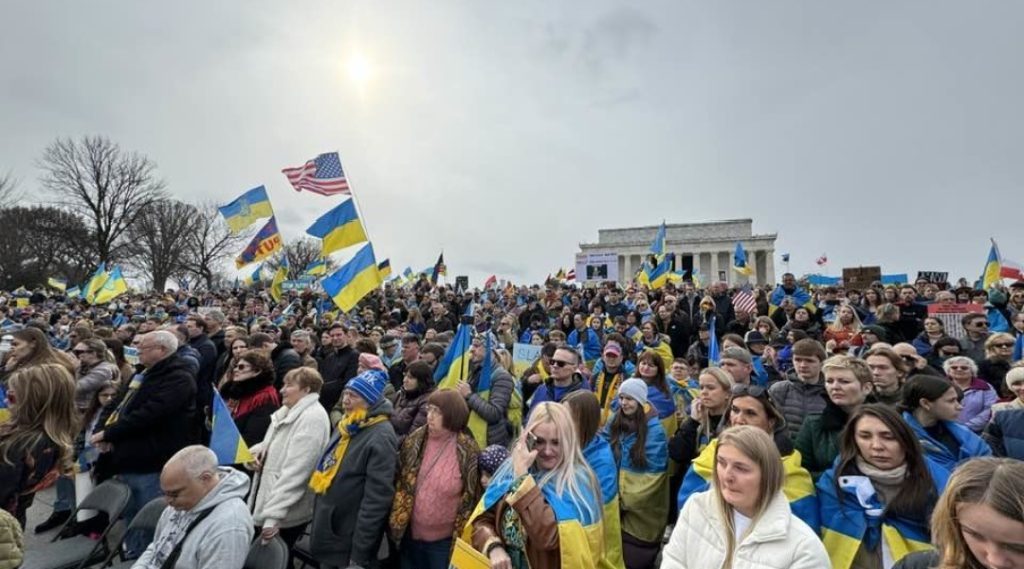 "Америка, не молчи!" В США прошли митинги в поддержку Украины и против политики Трампа 9 "Америка, не молчи!" В США прошли митинги в поддержку Украины и против политики Трампа