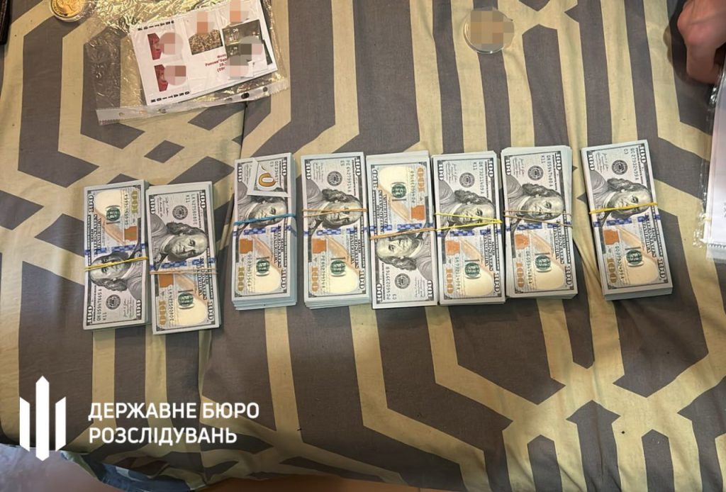 За побори з солдатів командир накупив елітного житла та авто