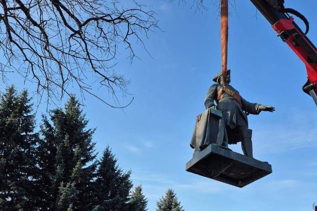Полтава наконец-то избавилась от памятника российскому тирану и захватчику: фото