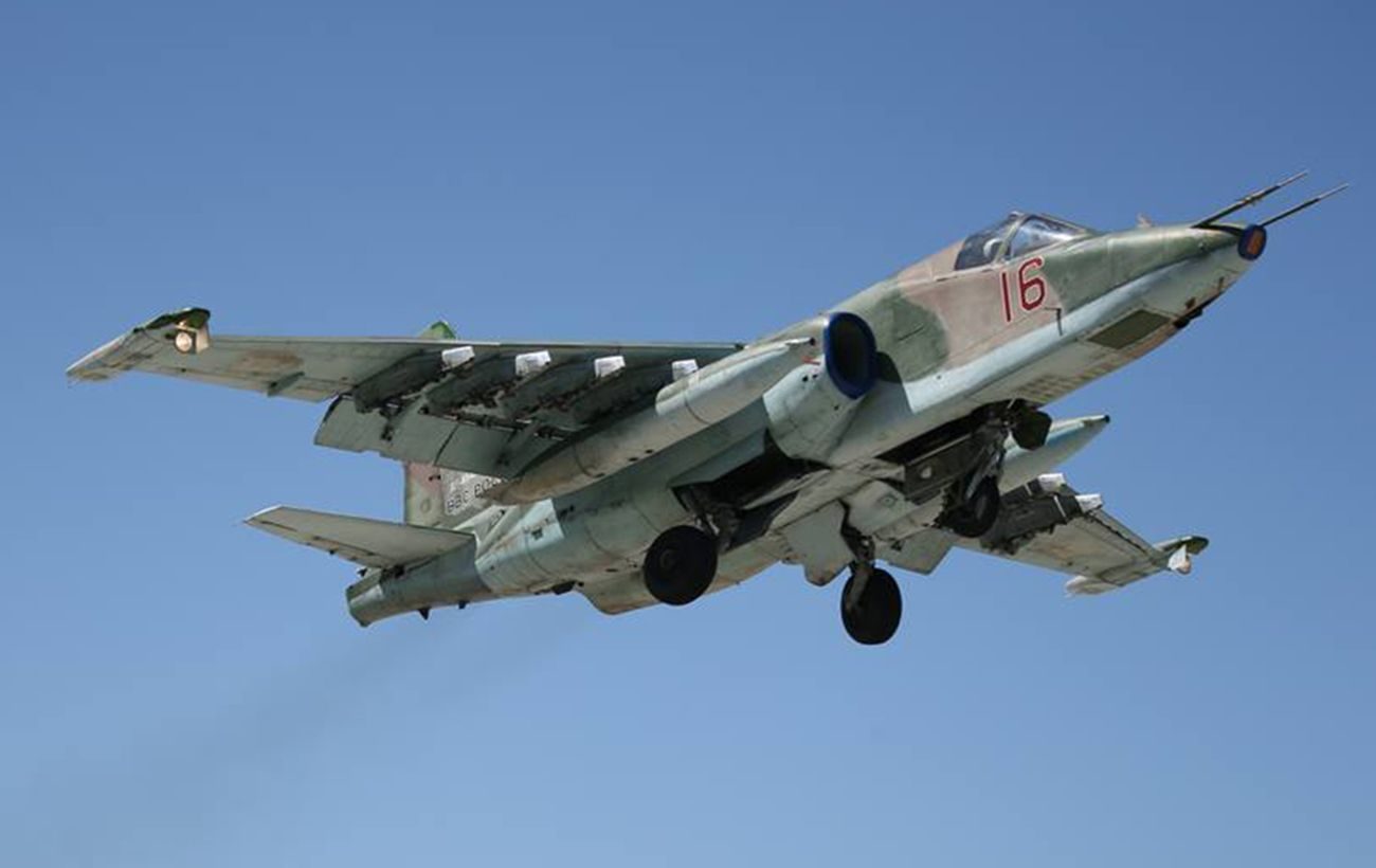 ВСУ уничтожили российский Су-25: от самолета остались только обломки (видео)