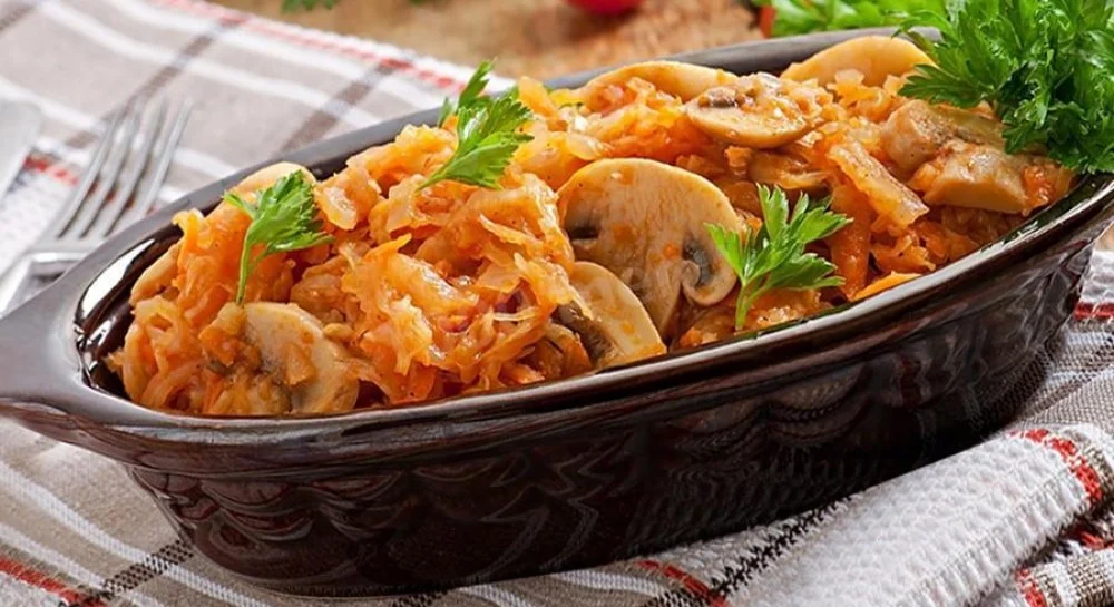 Тушеная капуста с фаршем и овощами: быстрый рецепт