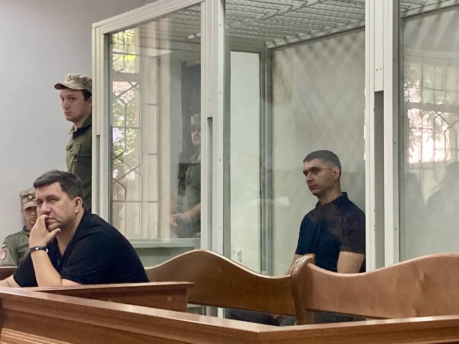 Мать подозреваемого по делу об убийстве подростка на фуникулере ударила журналистку (видео)