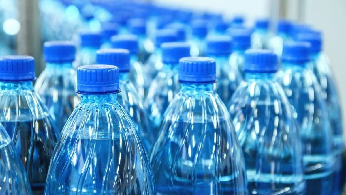 Вода в пластиковых бутылках будет продаваться по новым правилам