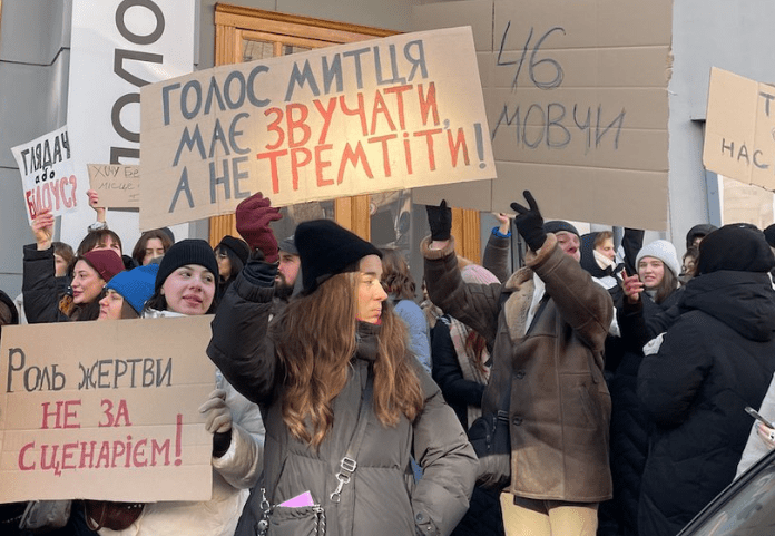 Скандал у Молодому театрі, протести та звинувачення проти Андрія Білоуса: усі подробиці 4 Скандал у Молодому театрі, протести та звинувачення проти Андрія Білоуса: усі подробиці