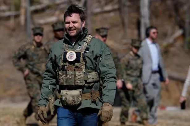 «Где его костюм?»: Вэнс удивил изменением своего стиля
