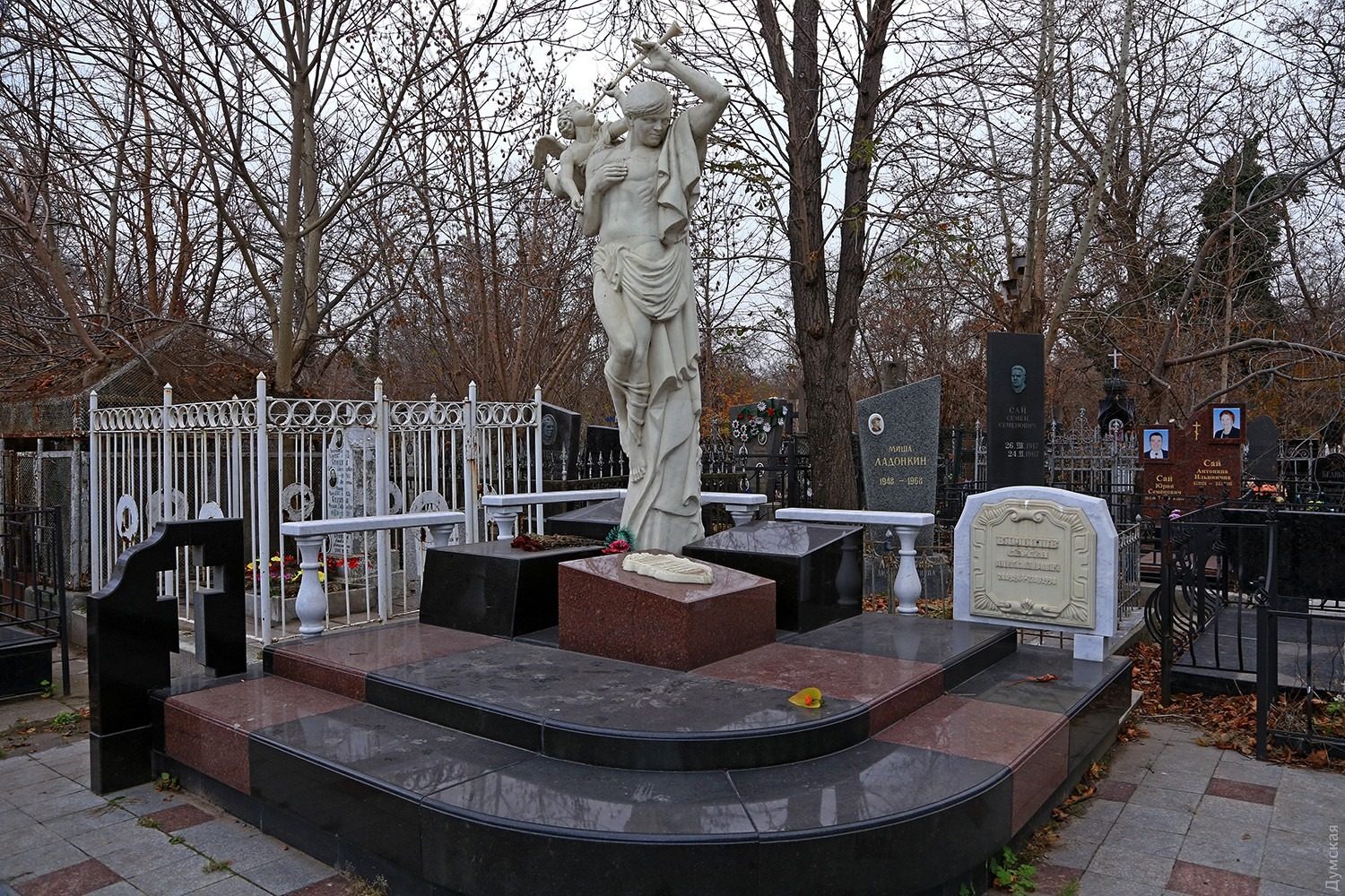 Замурували у стіну: як виглядає могила помічника Гурвіца