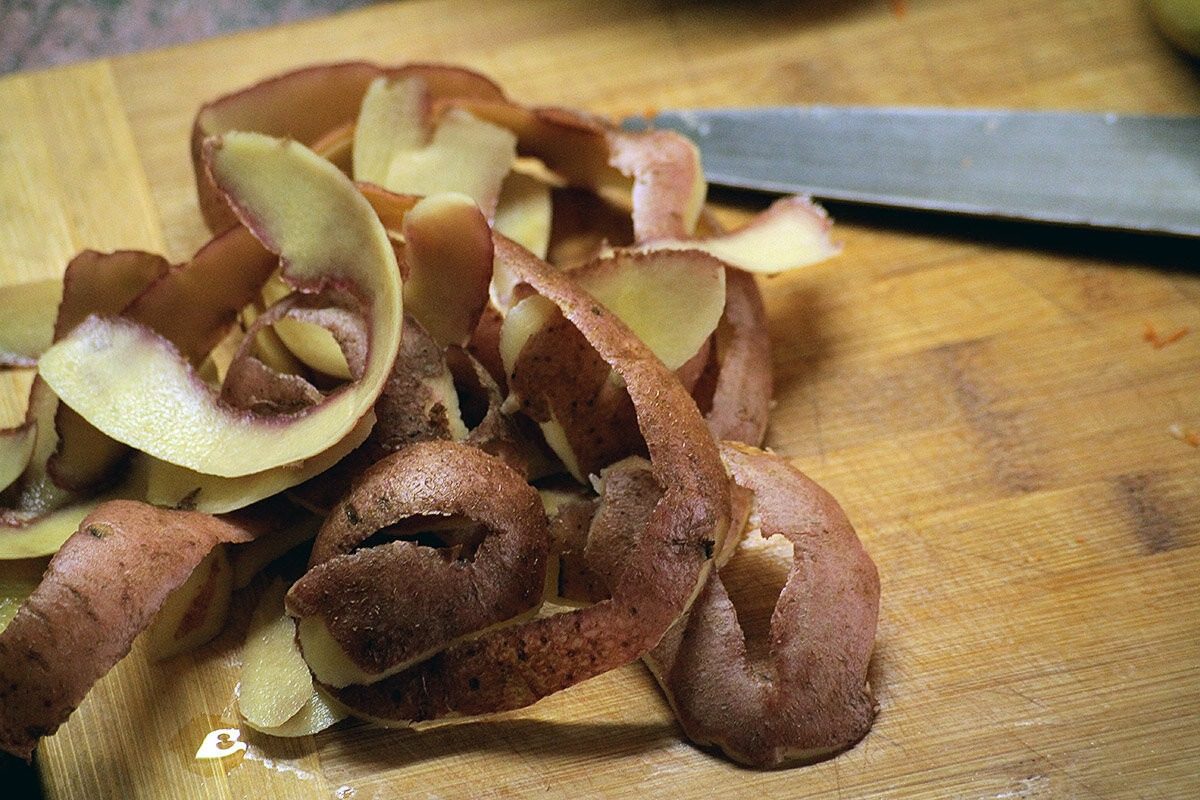 Никогда не выбрасывайте шелуху картофеля: как ее использовать