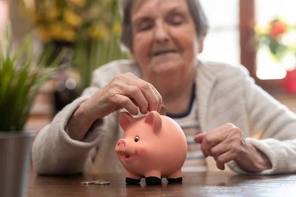 Пенсионеры получат бонусы за стаж: кому доплатят 700 гривен