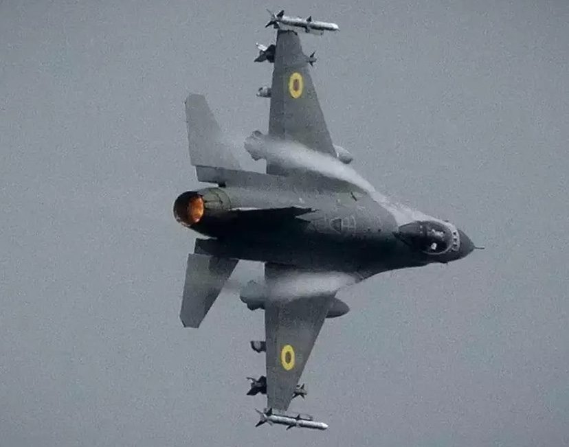 F-16 пролетел над крышами домов в Сумах: видео ➤ Prozoro.net.ua