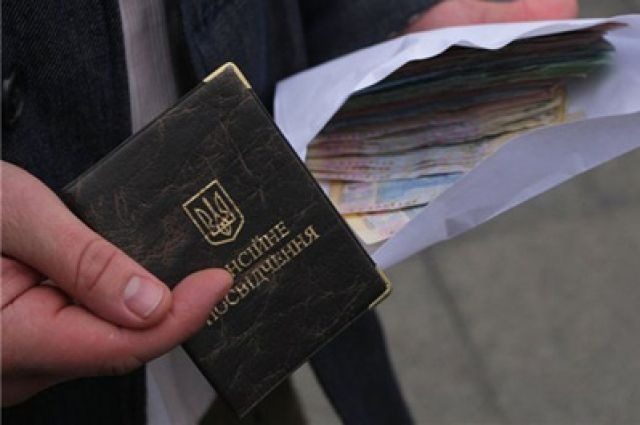 Пенсионеры получат бонусы за стаж: кому доплатят 700 гривен