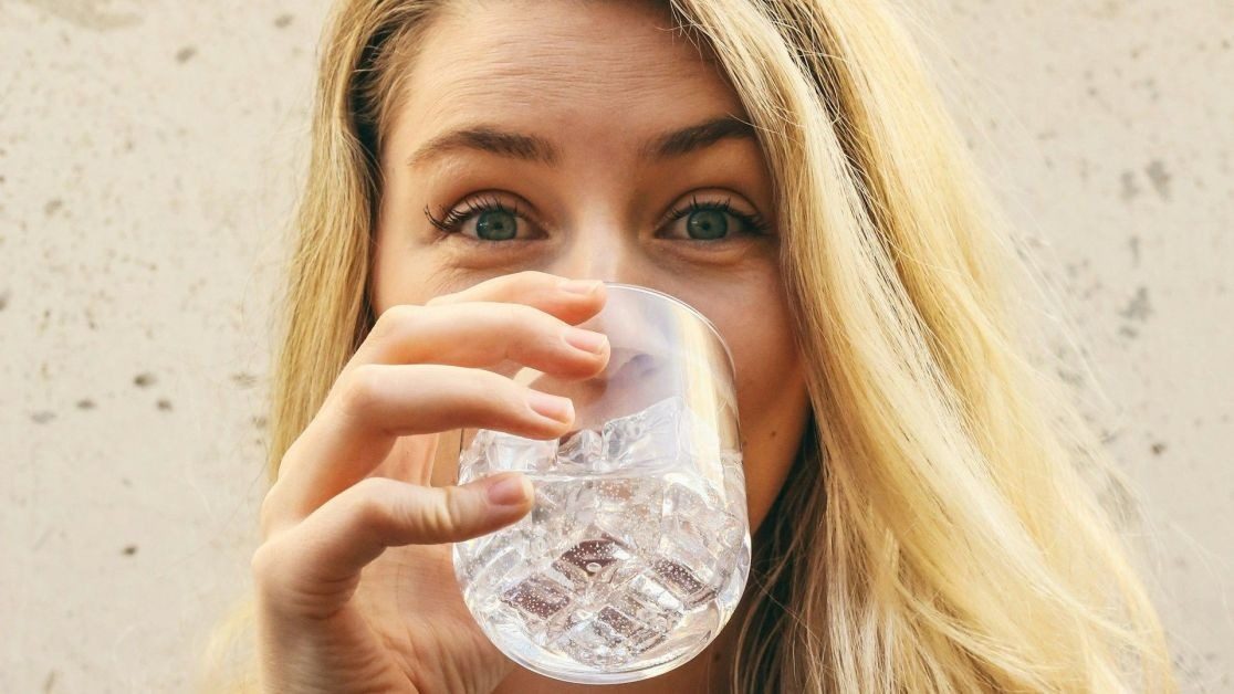 Чи потрібно пити 2 літри води на день: що радять фахівці