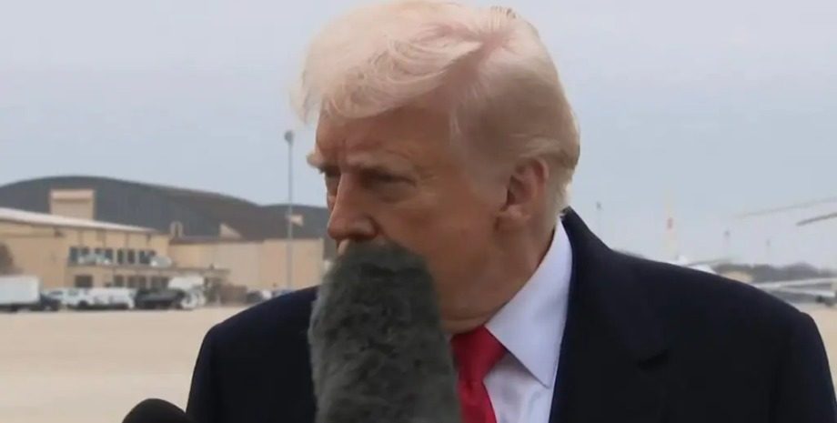 На глазах у всех: Трамп получил удар по лицу микрофоном (видео)