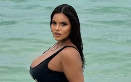 Пишнотіла модель у купальнику приголомшила розміром сідниць