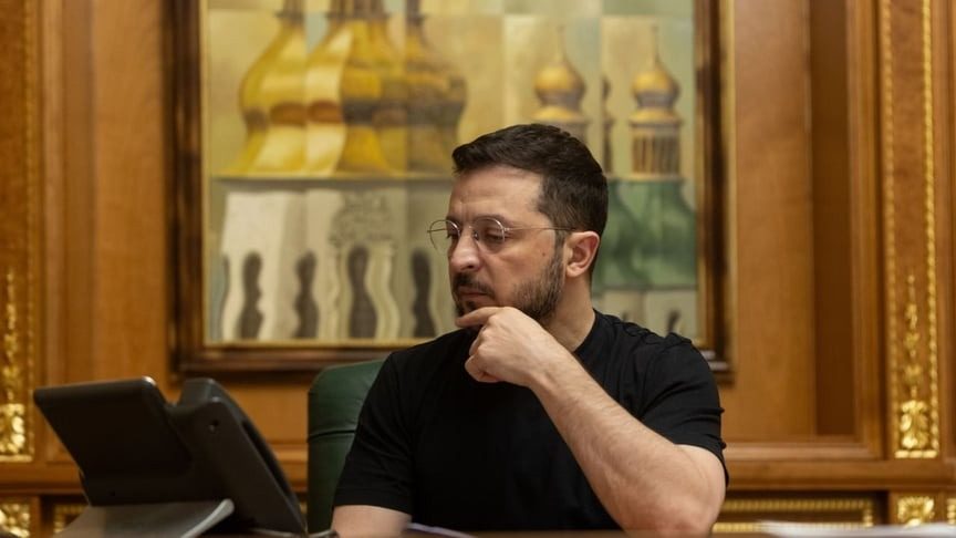 У Путіна відповіли на фото Зеленського на тлі палаючого Кремля